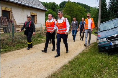 Hejtman s premiérem navštívili vytopené obce a slíbili další pomoc