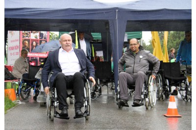 Neobvyklý závod spojil lidi s hendikepem