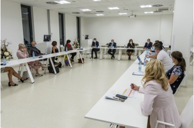 Premiér v kraji. Poděkoval záchranářům a navštívil firmy, které pomohly během koronakrize 