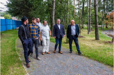 Léčebný ústav má nový park. Voní květinami a umí zahnat stres