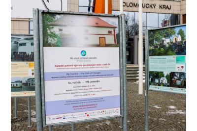 Výstava Má vlast cestami proměn doputovala před krajský úřad v Olomouci