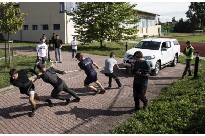 Studenti si během závodu vyzkoušeli hod granátem na cíl