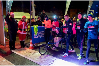Závodníci Christmas Night Run Olomouc rozzářili Floru  Foto: Tomáš Stoupa