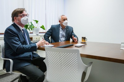 Před krajským úřadem v Olomouci vlála litevská vlajka