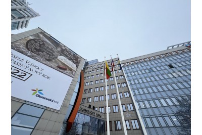 Před krajským úřadem v Olomouci vlála litevská vlajka