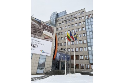 Před krajským úřadem v Olomouci vlála litevská vlajka