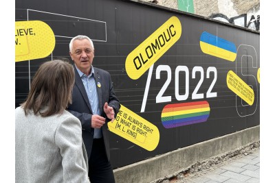 Hejtman nalepil na zeď AFO náplast