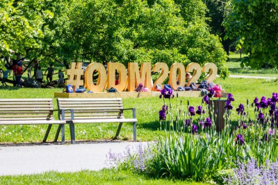3D nápis v olomouckých Smetanových sadech. Poutá na olympiádu dětí a mládež