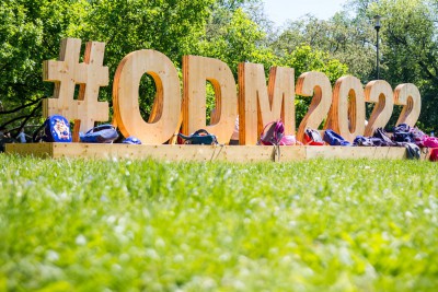 3D nápis v olomouckých Smetanových sadech. Poutá na olympiádu dětí a mládež