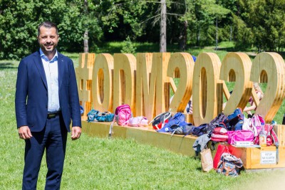 3D nápis v olomouckých Smetanových sadech. Poutá na olympiádu dětí a mládež