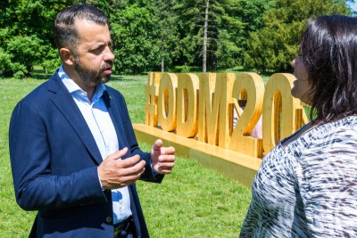 3D nápis v olomouckých Smetanových sadech. Poutá na olympiádu dětí a mládež