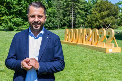 3D nápis v olomouckých Smetanových sadech. Poutá na olympiádu dětí a mládež