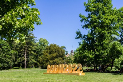 3D nápis v olomouckých Smetanových sadech. Poutá na olympiádu dětí a mládež