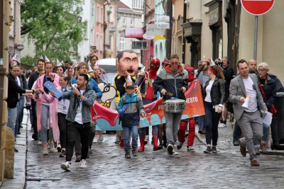Majáles poprvé ozdobil královský pár