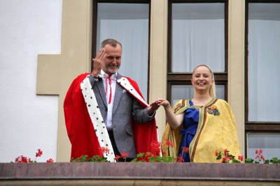 Majáles poprvé ozdobil královský pár