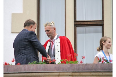 Majáles poprvé ozdobil královský pár