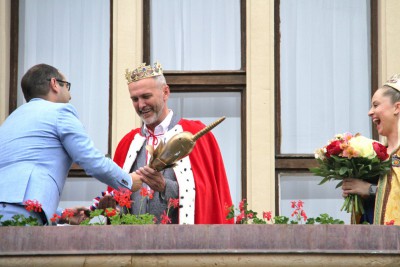 Majáles poprvé ozdobil královský pár