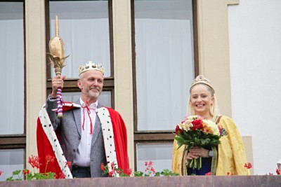 Majáles poprvé ozdobil královský pár
