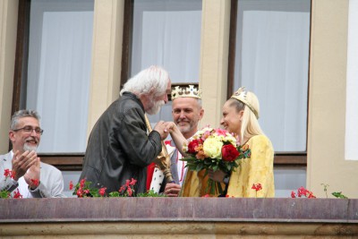 Majáles poprvé ozdobil královský pár