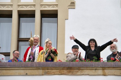 Majáles poprvé ozdobil královský pár