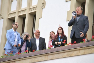 Majáles poprvé ozdobil královský pár