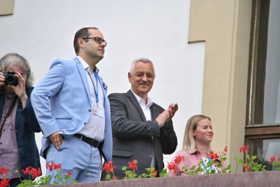 Majáles poprvé ozdobil královský pár