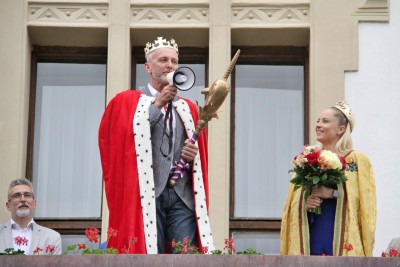 Majáles poprvé ozdobil královský pár