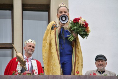 Majáles poprvé ozdobil královský pár