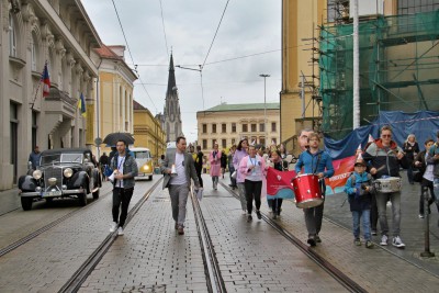 Majáles poprvé ozdobil královský pár
