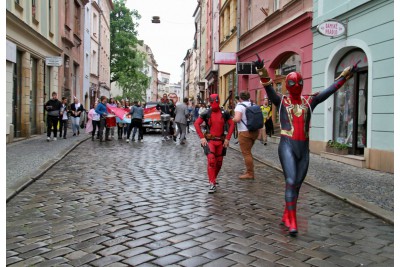Majáles poprvé ozdobil královský pár