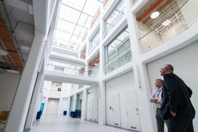 Český rozhlas Olomouc vysílá z nových prostor. Hejtman si zákulisí rádia prohlédnul