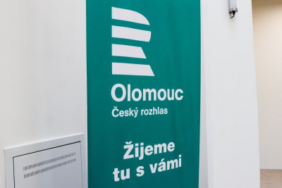 Český rozhlas Olomouc vysílá z nových prostor. Hejtman si zákulisí rádia prohlédnul