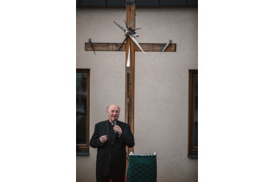 Slavnostní žehnání pily ve Vápenné