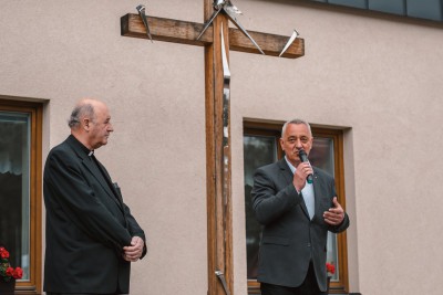Slavnostní žehnání pily ve Vápenné