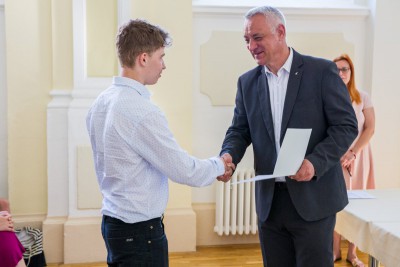 Hejtman předal unikátní výuční listy
