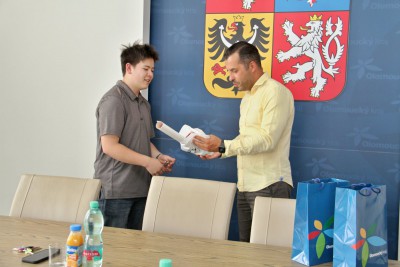 Juniorský šampion Japonska ve sportovní střelbě navštívil sídlo úřadu