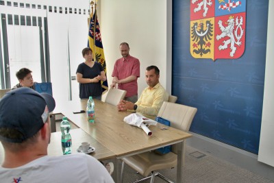 Juniorský šampion Japonska ve sportovní střelbě navštívil sídlo úřadu