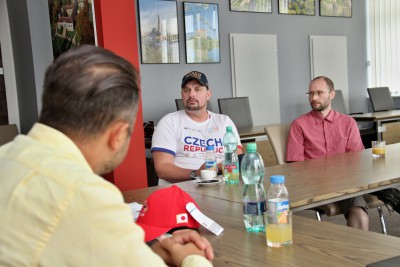 Juniorský šampion Japonska ve sportovní střelbě navštívil sídlo úřadu