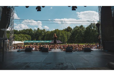 Skupina Mirai rozparádila Všechovice
