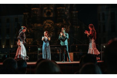 Tanečníci se vlnili v divokém rytmu flamenca	