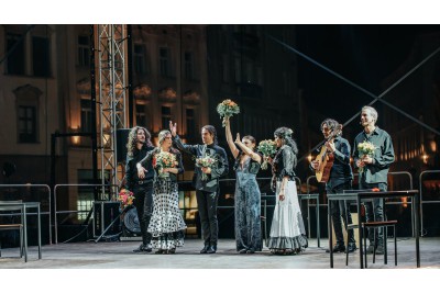 Tanečníci se vlnili v divokém rytmu flamenca	