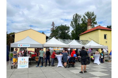Rodiny vlastní i náhradní slavily ve Smetanových sadech
