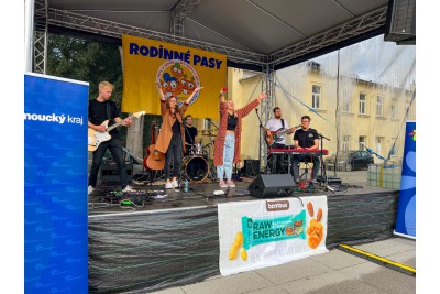 Rodiny vlastní i náhradní slavily ve Smetanových sadech