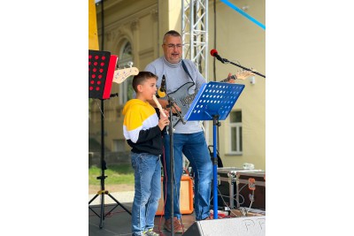 Rodiny vlastní i náhradní slavily ve Smetanových sadech