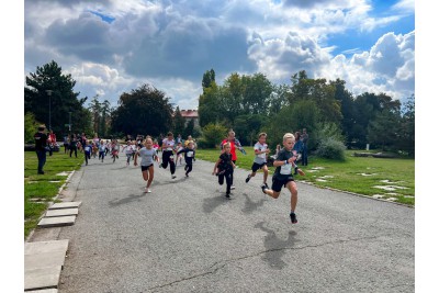 Rodiny vlastní i náhradní slavily ve Smetanových sadech