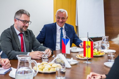 Olomoucký kraj navštívil španělský velvyslanec. S hejtmanem diskutoval o školství, ekonomice i evropské politice