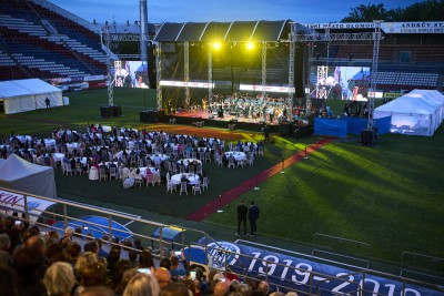 Fotbalový stadion v Olomouci rozezněla vážná hudba