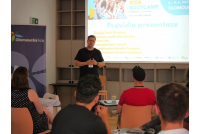 ICOK Bootcamp bavil a vzdělával současně