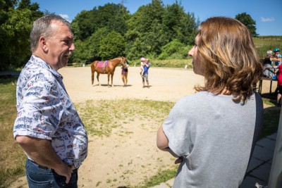 Kraj finančně podpořil spolek Ryzáček. Symbolický šek předal náměstek hejtmana Dalibor Horák