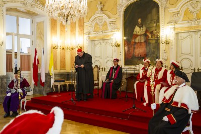 Univerzita Palackého udělila čestný doktorát teologu Christophu Schönbornovi